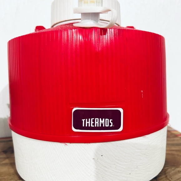 Vintage 1970s Thermos Picnic Water Jug Red &
White Plastic 1 Gallon Made USA - Picture 7 of 7